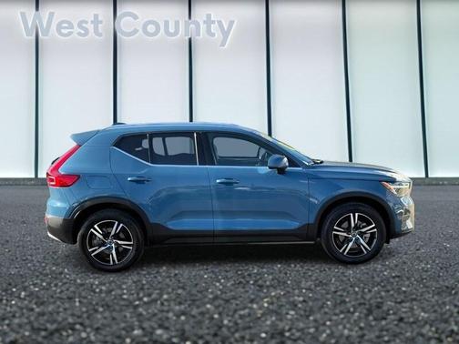 2025 Volvo XC40 B5 Core Bright Theme
