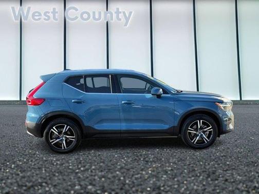 2025 Volvo XC40 B5 Core Bright Theme