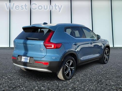 2025 Volvo XC40 B5 Core Bright Theme