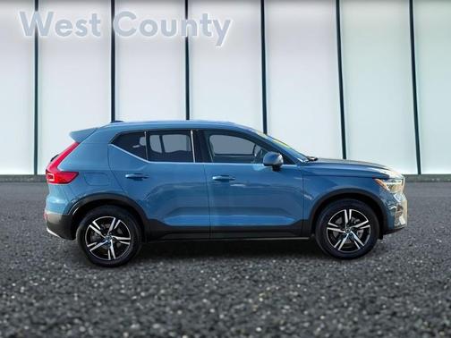 2025 Volvo XC40 B5 Core Bright Theme