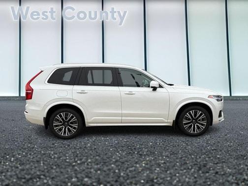 2022 Volvo XC90 T6 Momentum 7 Passenger