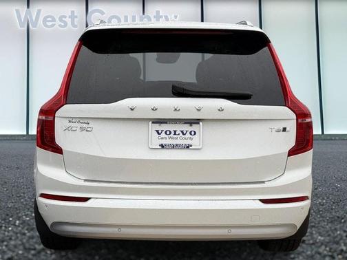 2022 Volvo XC90 T6 Momentum 7 Passenger