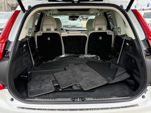 2022 Volvo XC90 T6 Momentum 7 Passenger