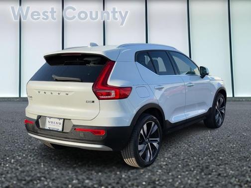 2024 Volvo XC40 B5 Plus Bright Theme