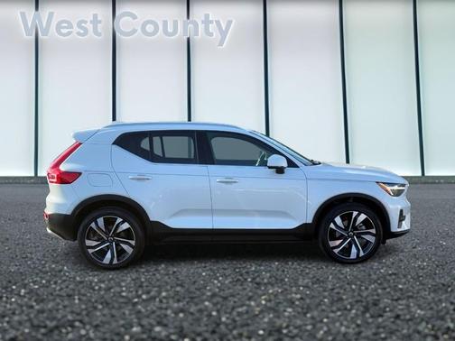 2024 Volvo XC40 B5 Plus Bright Theme