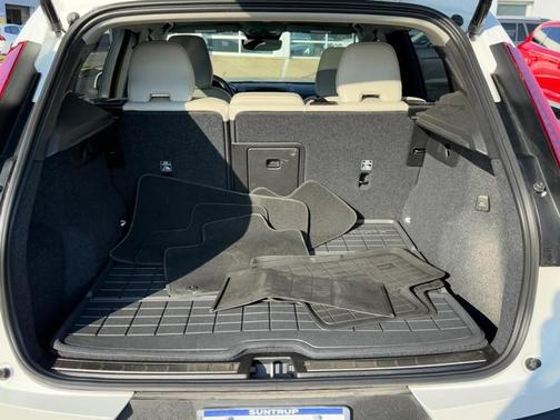 2024 Volvo XC40 B5 Plus Bright Theme
