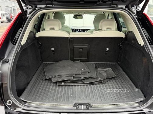 2023 Volvo XC60 B5 Plus Bright Theme