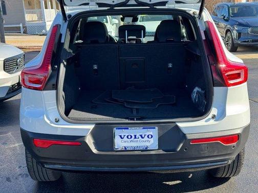 2025 Volvo XC40 B5 Plus Dark Theme