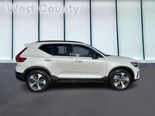 2025 Volvo XC40 B5 Plus Dark Theme