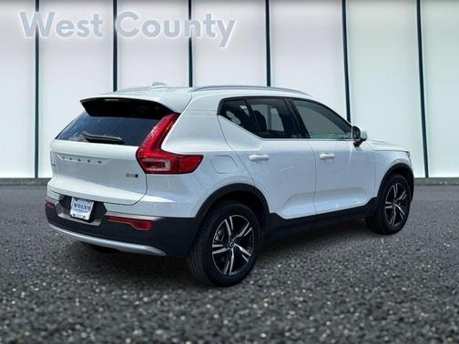 2025 Volvo XC40 B5 Core Bright Theme