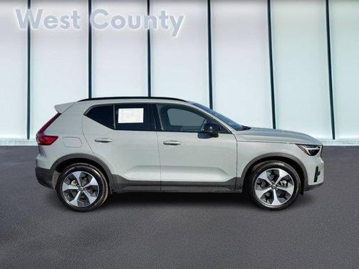 2025 Volvo XC40 B5 Plus Dark Theme