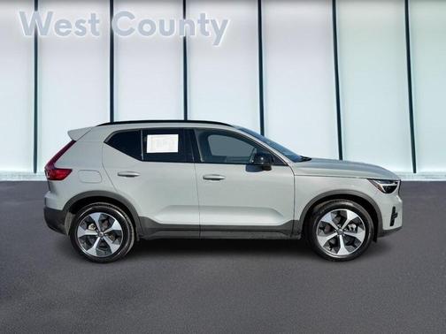 2025 Volvo XC40 B5 Plus Dark Theme