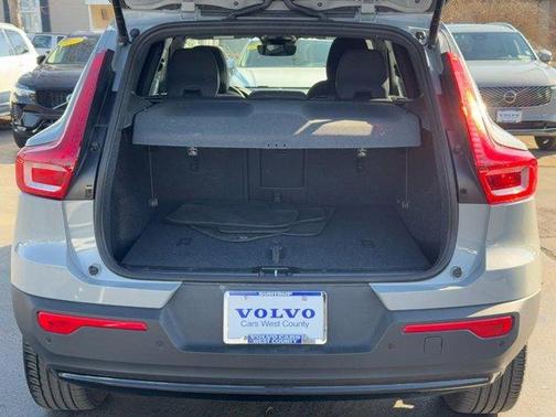 2025 Volvo XC40 B5 Plus Dark Theme