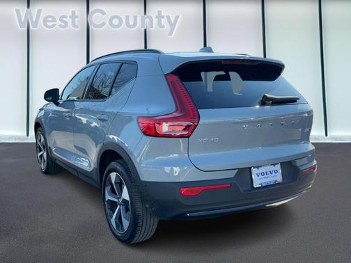 2025 Volvo XC40 B5 Plus Dark Theme