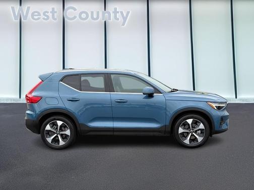 2025 Volvo XC40 B5 Plus Bright Theme