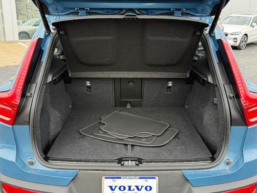 2025 Volvo XC40 B5 Plus Bright Theme