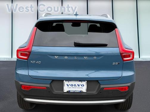 2025 Volvo XC40 B5 Plus Bright Theme