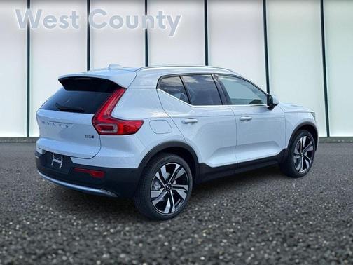 2025 Volvo XC40 B5 Ultra Bright Theme