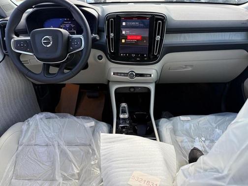 2025 Volvo XC40 B5 Ultra Bright Theme