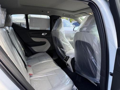 2025 Volvo XC40 B5 Ultra Bright Theme