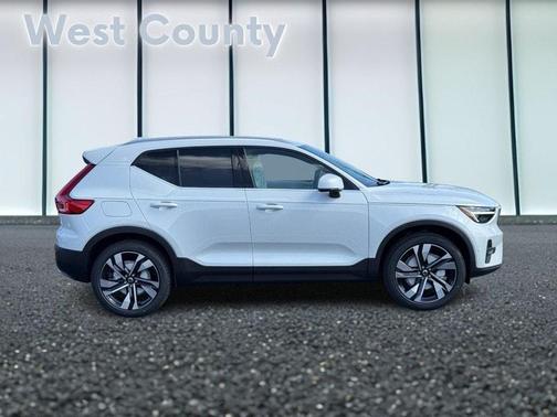 2025 Volvo XC40 B5 Ultra Bright Theme