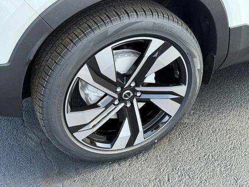 2025 Volvo XC40 B5 Ultra Bright Theme