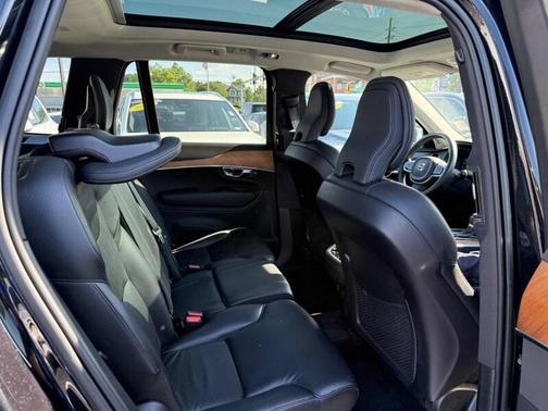 2022 Volvo XC90 T6 Momentum 7 Passenger
