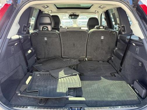 2022 Volvo XC90 T6 Momentum 7 Passenger