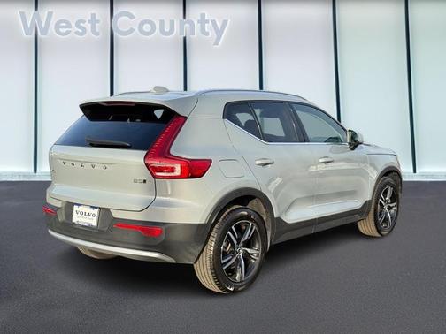 2025 Volvo XC40 B5 Core Bright Theme