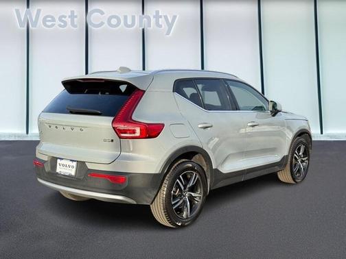 2025 Volvo XC40 B5 Core Bright Theme