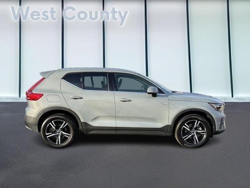 2025 Volvo XC40 B5 Core Bright Theme
