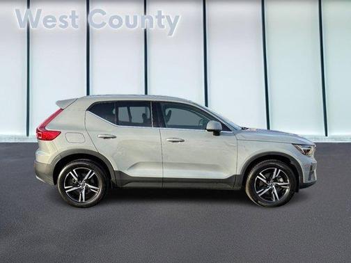 2025 Volvo XC40 B5 Core Bright Theme
