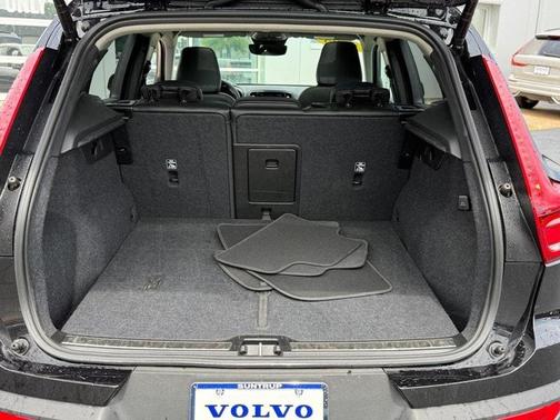 2025 Volvo XC40 B5 Plus Bright Theme