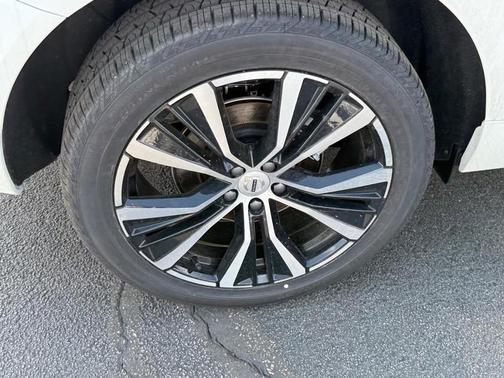 2025 Volvo XC60 B5 AWD Plus