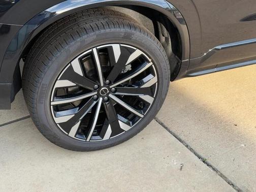 2026 Volvo XC90 B6 AWD Ultra Dark Theme 7-Seater