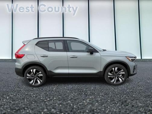 2025 Volvo XC40 B5 Plus Dark Theme