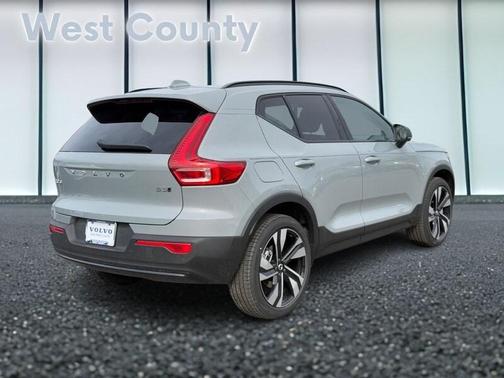2025 Volvo XC40 B5 Plus Dark Theme