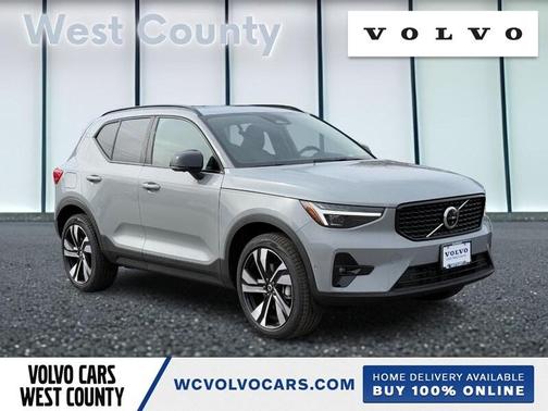 2025 Volvo XC40 B5 Plus Dark Theme