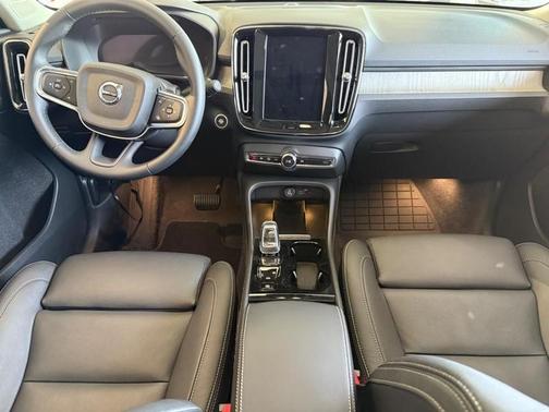 2025 Volvo XC40 B5 Ultra Bright Theme