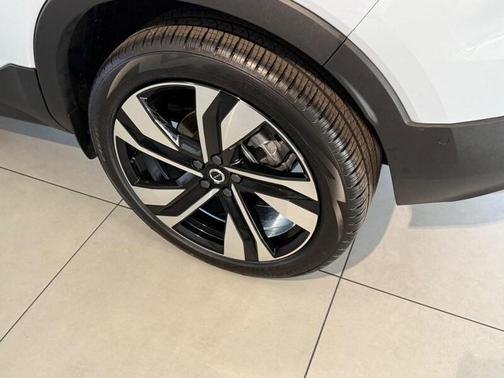 2025 Volvo XC40 B5 Ultra Bright Theme