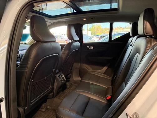 2025 Volvo XC40 B5 Ultra Bright Theme