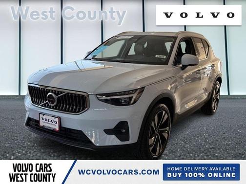 2025 Volvo XC40 B5 Ultra Bright Theme