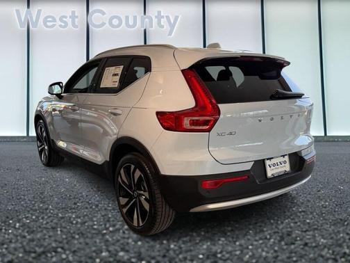 2025 Volvo XC40 B5 Ultra Bright Theme