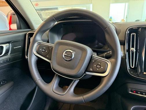 2025 Volvo XC40 B5 Ultra Bright Theme