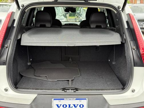 2025 Volvo XC40 B5 Plus Bright Theme