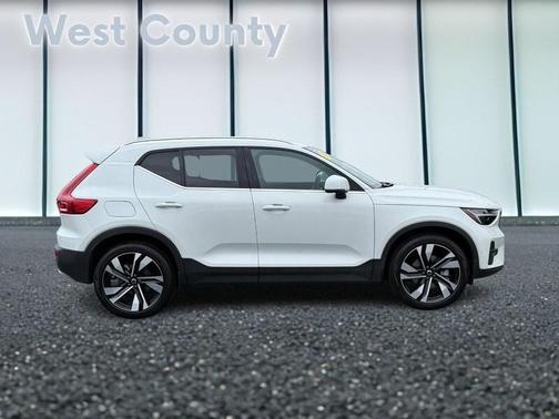 2025 Volvo XC40 B5 Plus Bright Theme