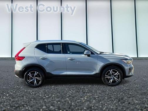 2025 Volvo XC40 B5 Core Bright Theme