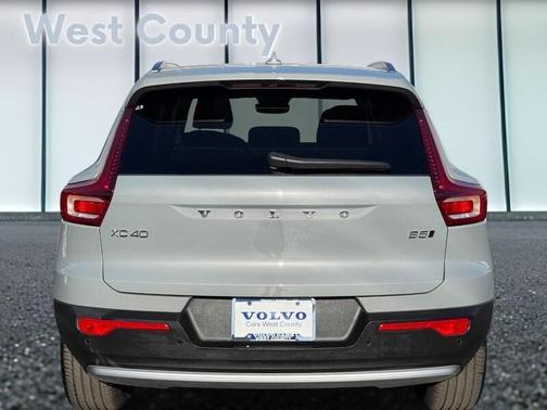 2025 Volvo XC40 B5 Core Bright Theme