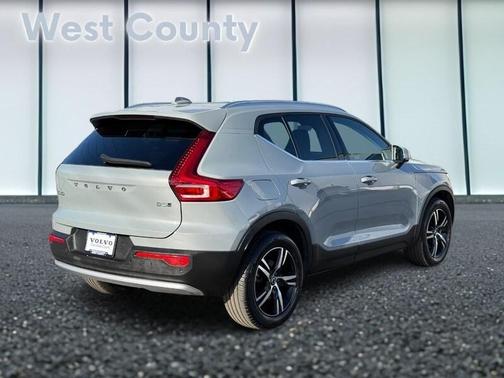 2025 Volvo XC40 B5 Core Bright Theme