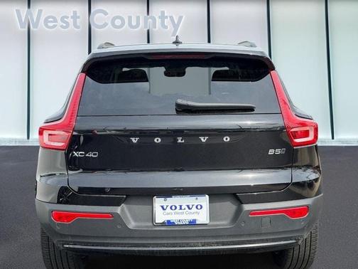 2025 Volvo XC40 B5 Plus Dark Theme